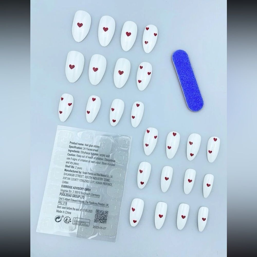 Valentines Day White Almond Red Heart 24 Piece Set Kawaii Nails - Picture 3 of 11